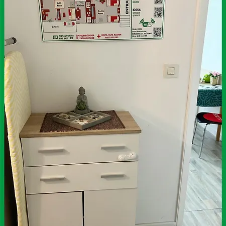 Deine Pension, Multi P2, 2-3 Beds, 15qm, Check-in 4pm 5am ゲストハウス